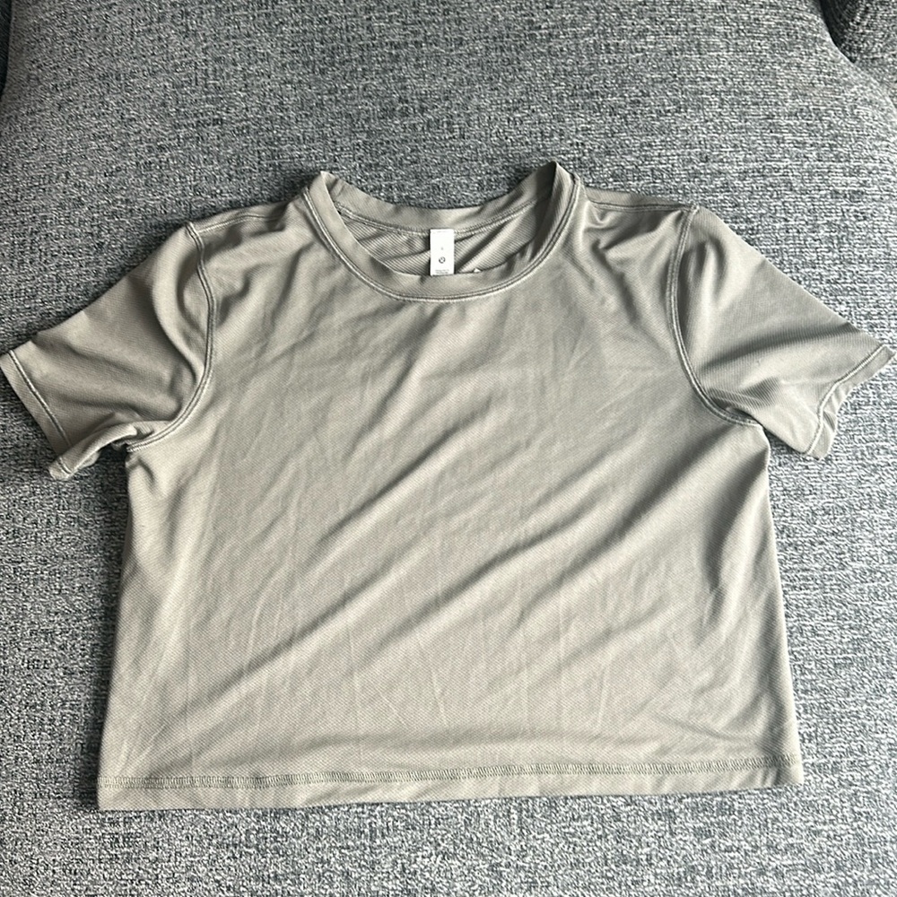 Lululemon size 4 crop top